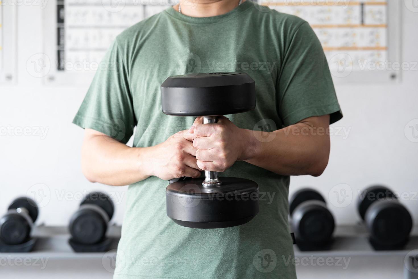 hombre rutina de ejercicio en el interior gimnasia, hombre levantamiento arriba un martillo rizo peso ejercicio. culturismo pesas en gimnasia. formación en aptitud gimnasia. foto