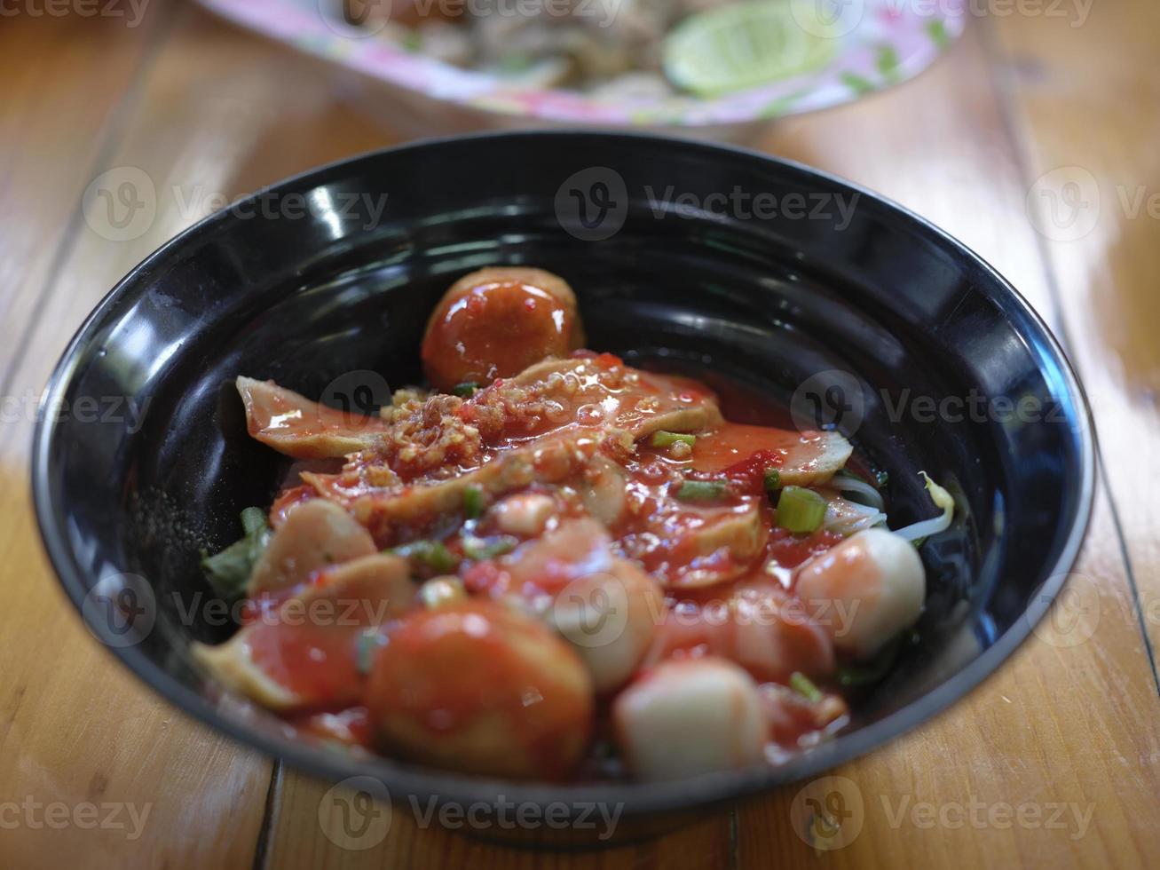 yentafo tallarines rojo salsa fideos sopa, Tailandia calle comida foto