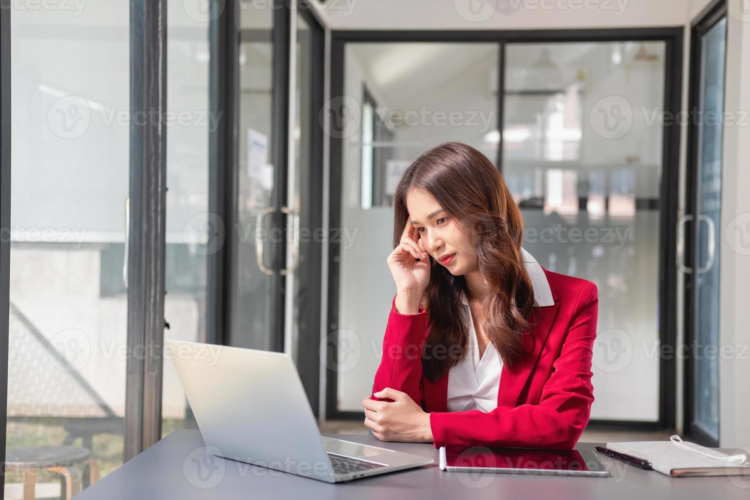 Concept Burnout Syndrome. Business Woman feels uncomfortable working. Which is caused by stress, accumulated from unsuccessful work And less resting body. Consult a specialist psychiatrist. photo