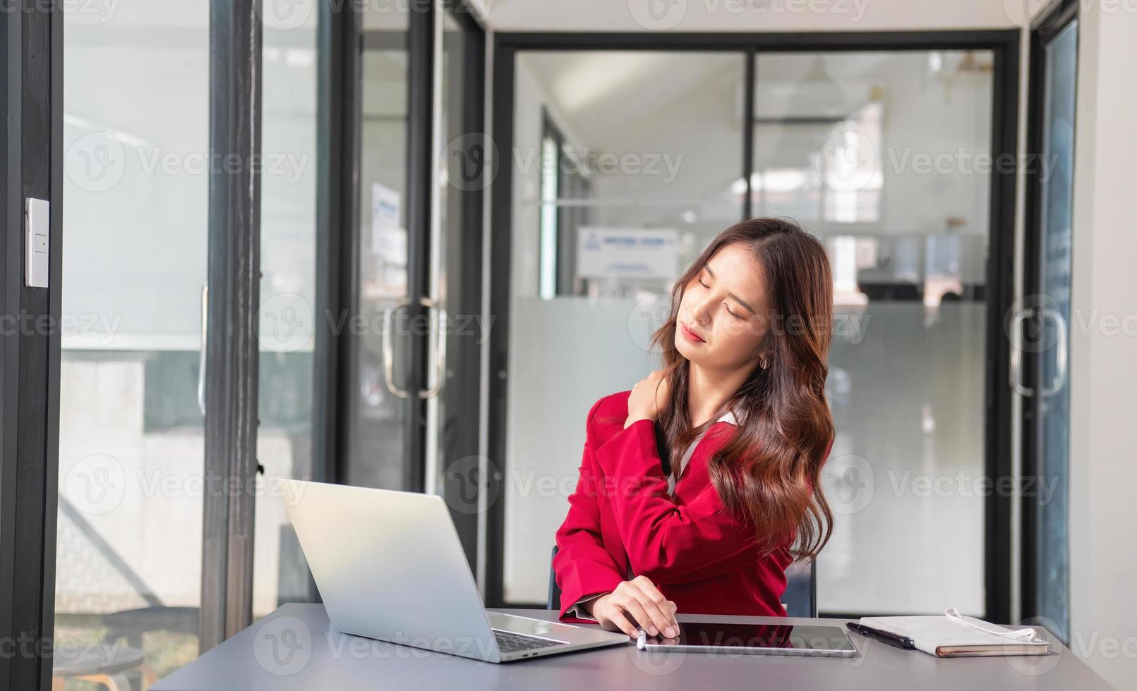 Concept Burnout Syndrome. Business Woman feels uncomfortable working. Which is caused by stress, accumulated from unsuccessful work And less resting body. Consult a specialist psychiatrist. photo