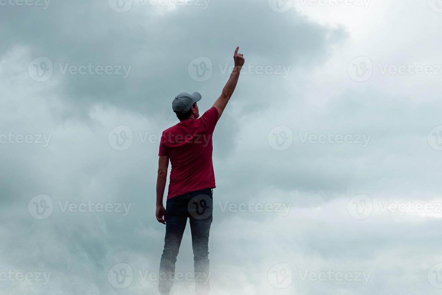 hombre retrato gesticulando en el cielo y nubes foto