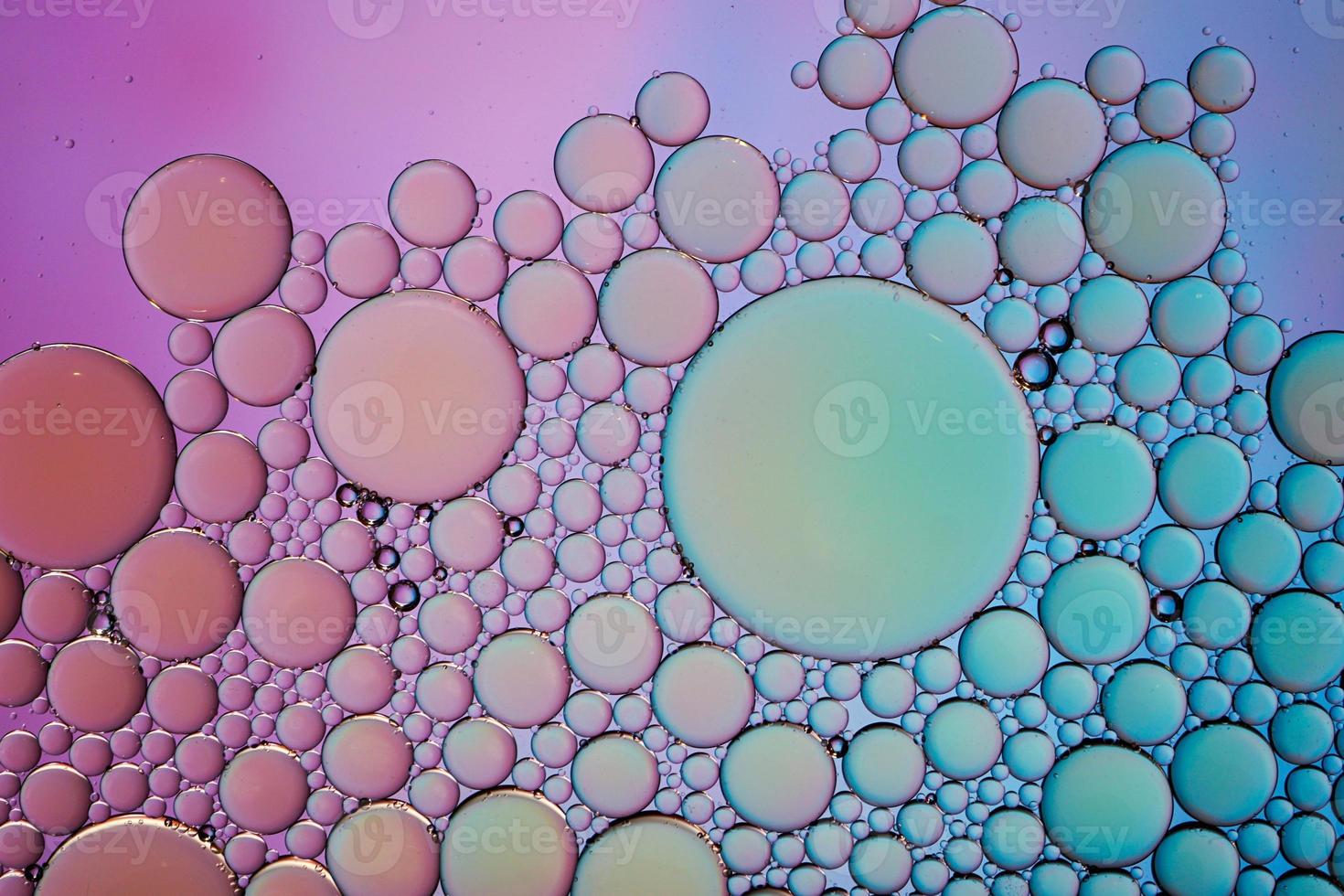 círculos de aceite multicolores en el agua, fondo colorido foto