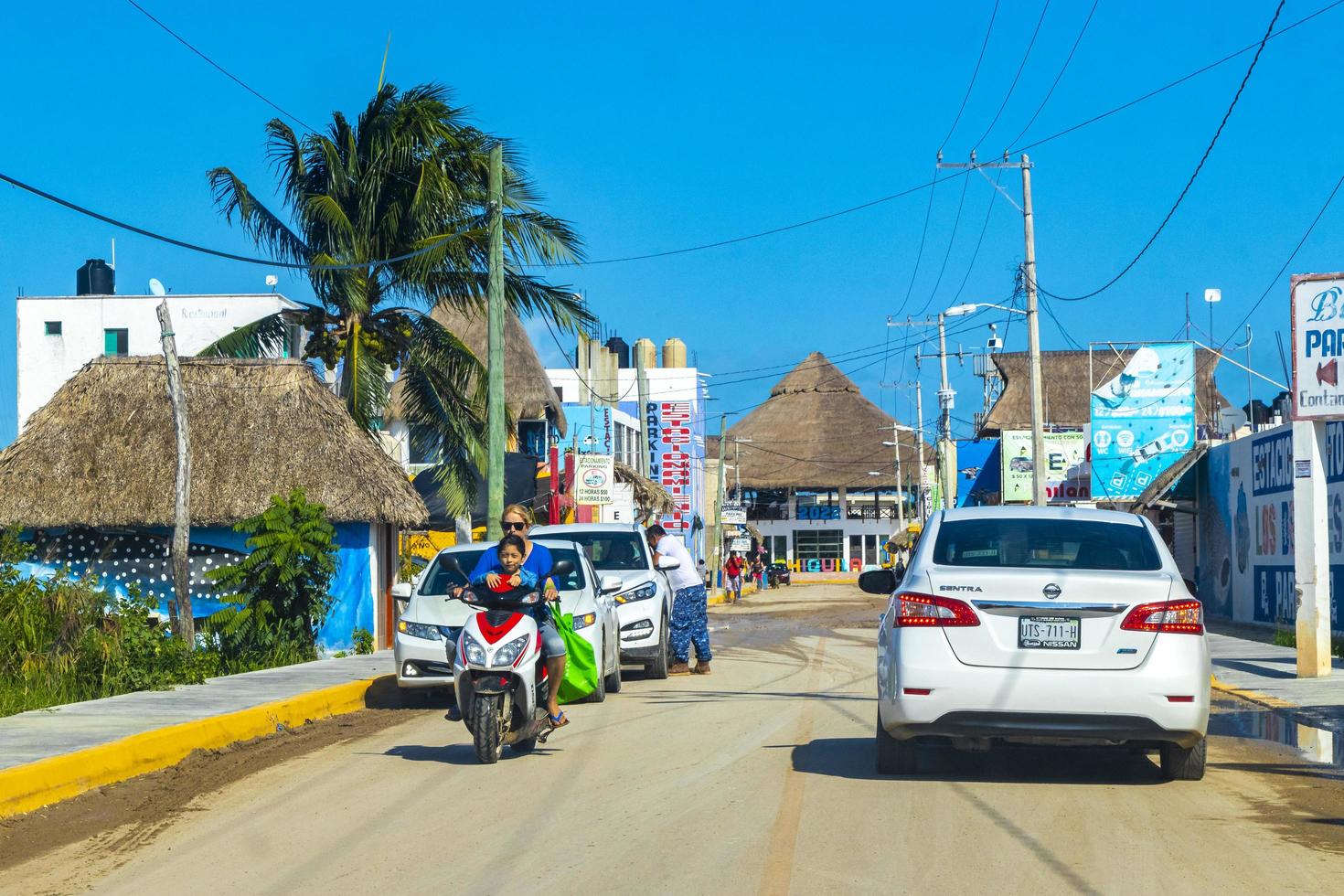 chiquila quintana roo mexico 2021 pequeño pueblo Puerto transportar la carretera casas personas carros chiquila México. foto