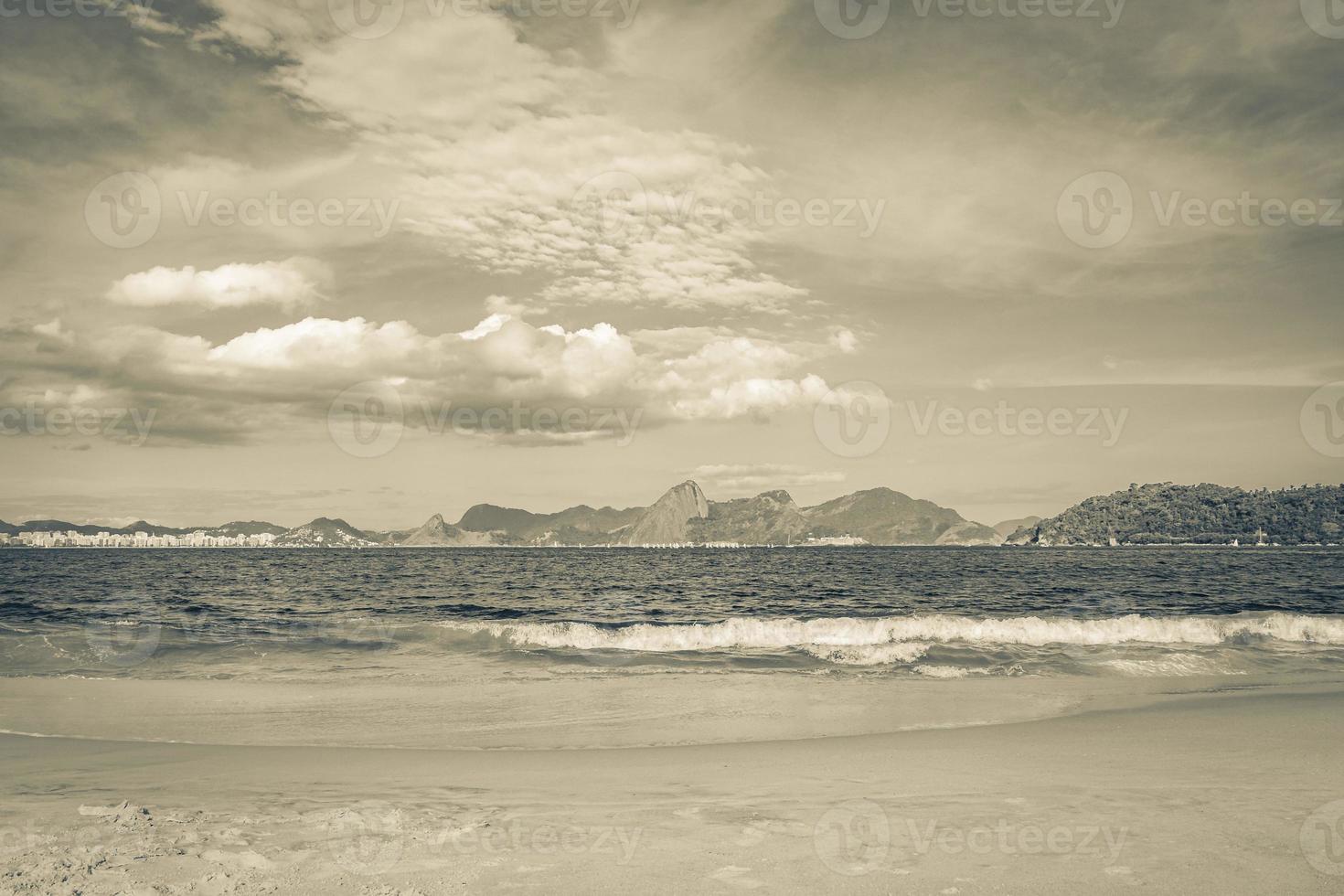 vista panorámica de la playa de flamengo y paisaje urbano de río de janeiro, brasil. foto