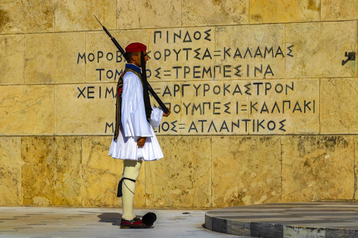 Atenas Ática Grecia 2018 Monumento tumba de el desconocido soldado en sintagma cuadrado parlamento edificio desfile Atenas Grecia. foto