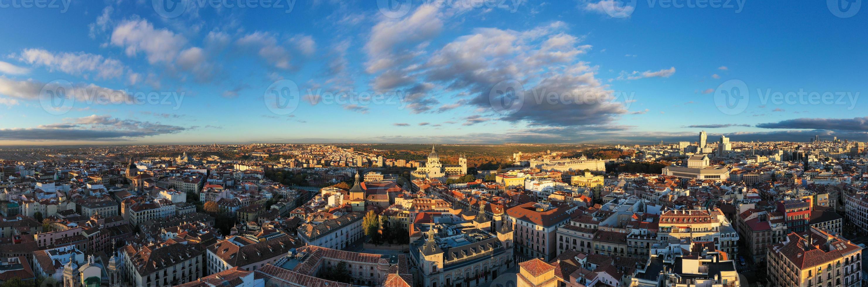 aéreo ver de el almudena catedral y el real palacio de Madrid en España. foto