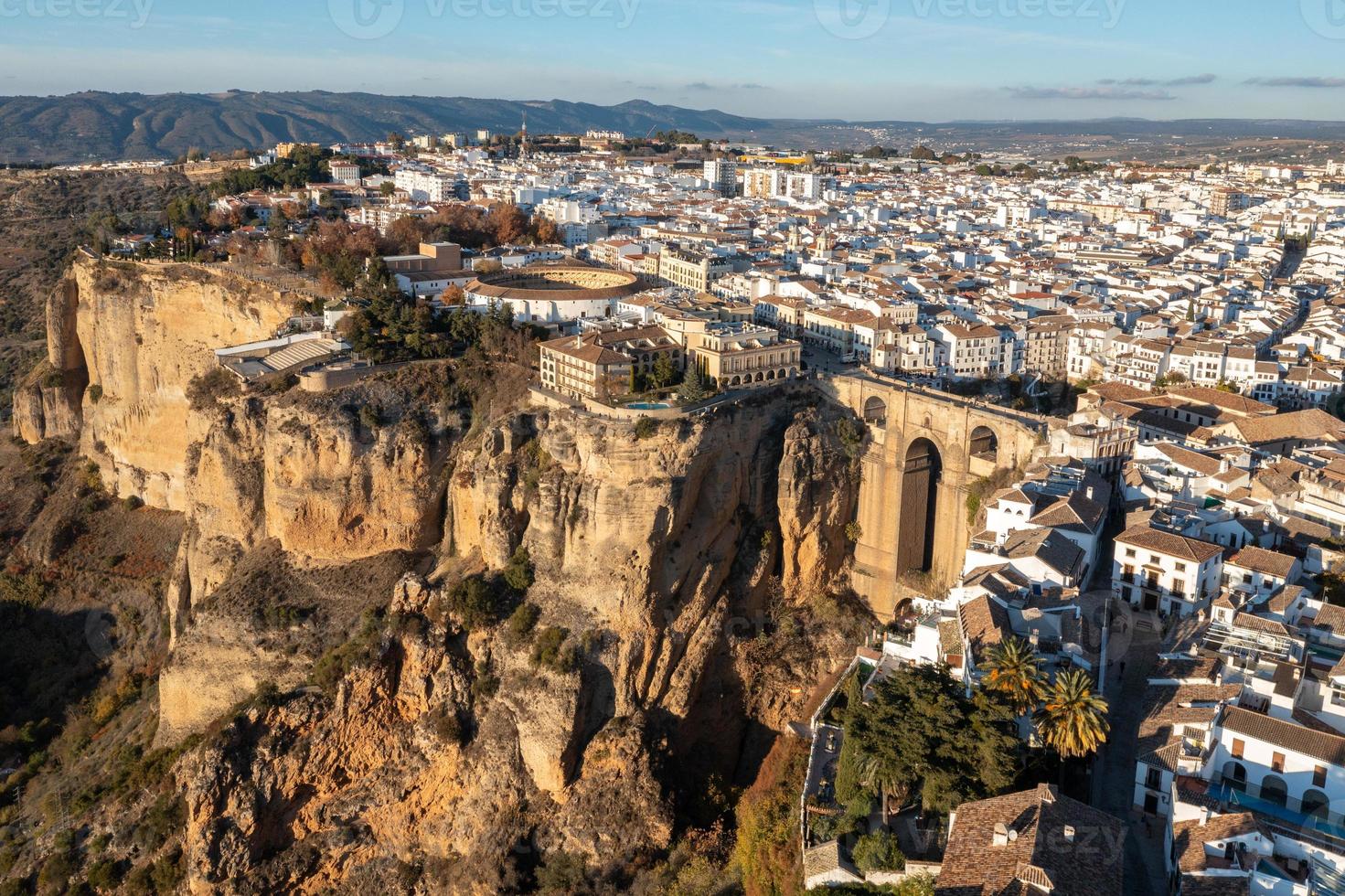 rocoso paisaje de ronda ciudad con puente nuevo puente y edificios, Andalucía, España foto