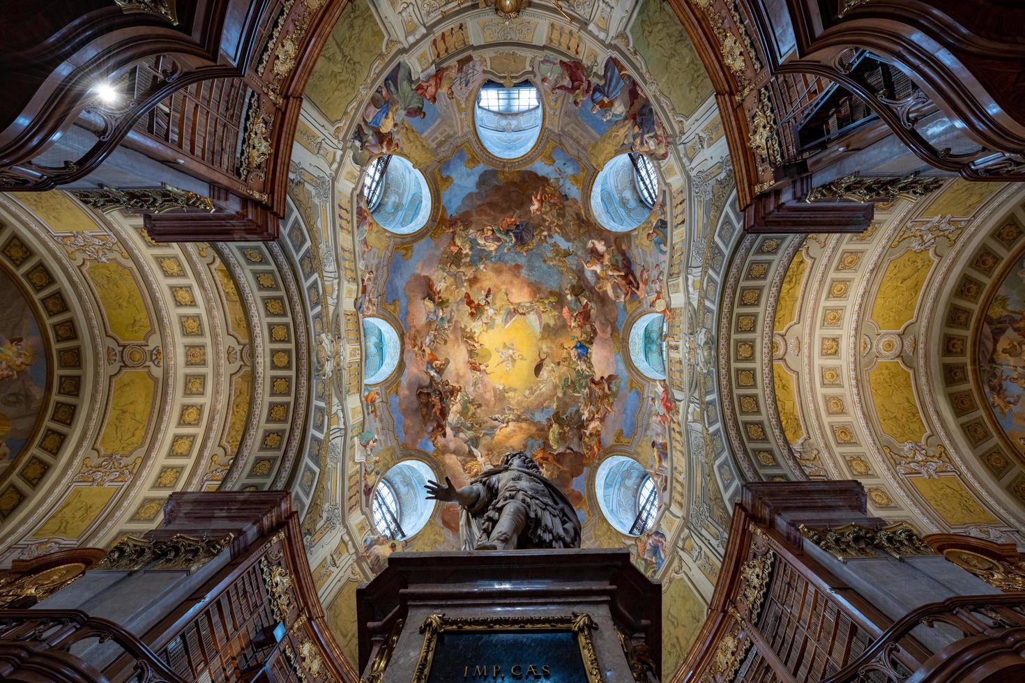 Austria, viena - julio 14, 2021, el prunk saal, centrar de el antiguo imperial biblioteca dentro el austriaco nacional biblioteca. viena Austria. foto
