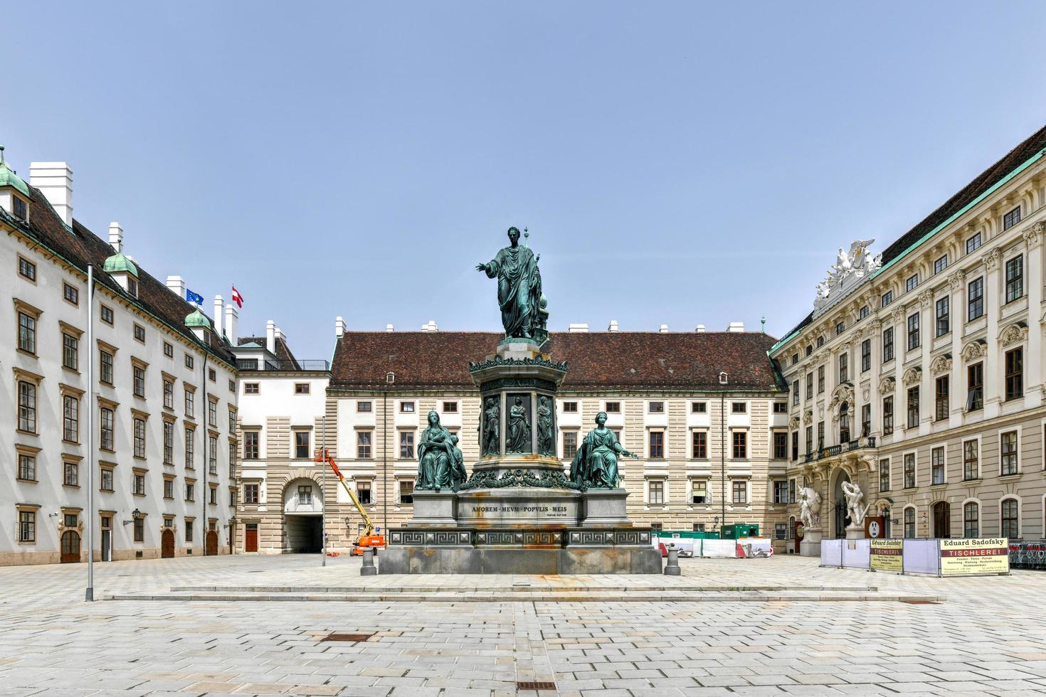 Viena, Austria - julio 13, 2021, estatua de emperador francisco ii a el Hofburg imperial palacio, Viena, Austria. foto