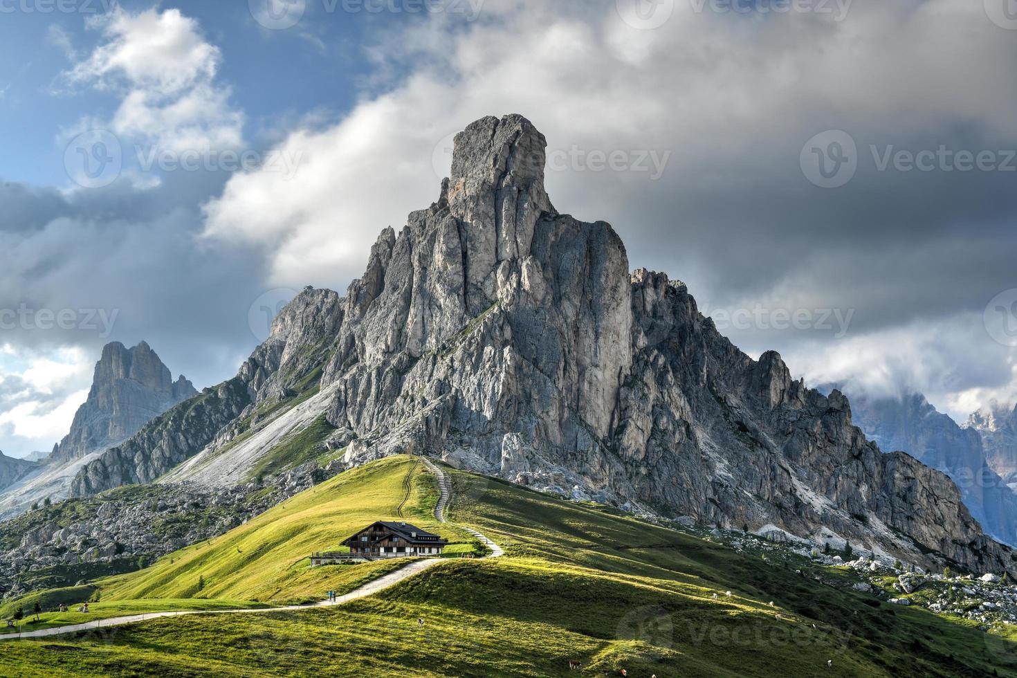 panorámico ver de passo giau en el dolomita montañas de Italia. foto