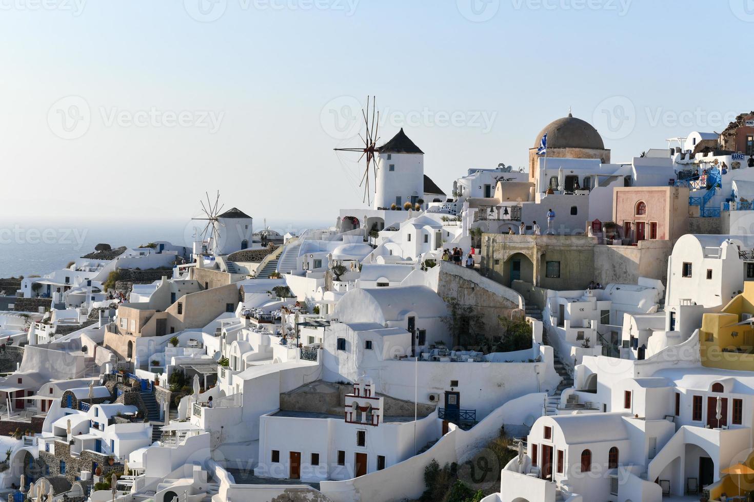 encantador ver oia pueblo en santorini isla, Grecia. tradicional famoso azul Hazme Iglesia terminado el caldera en Egeo mar. tradicional azul y blanco Cicladas arquitectura. foto