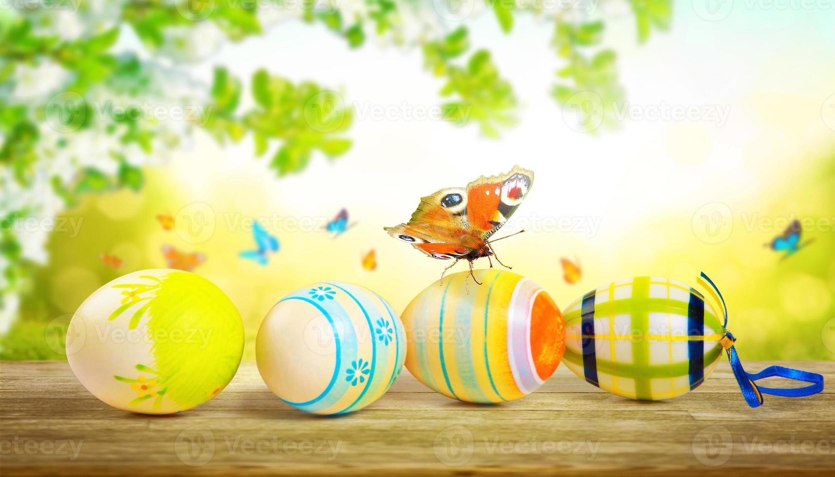 hermoso fondo de pascua con coloridos huevos de pascua foto