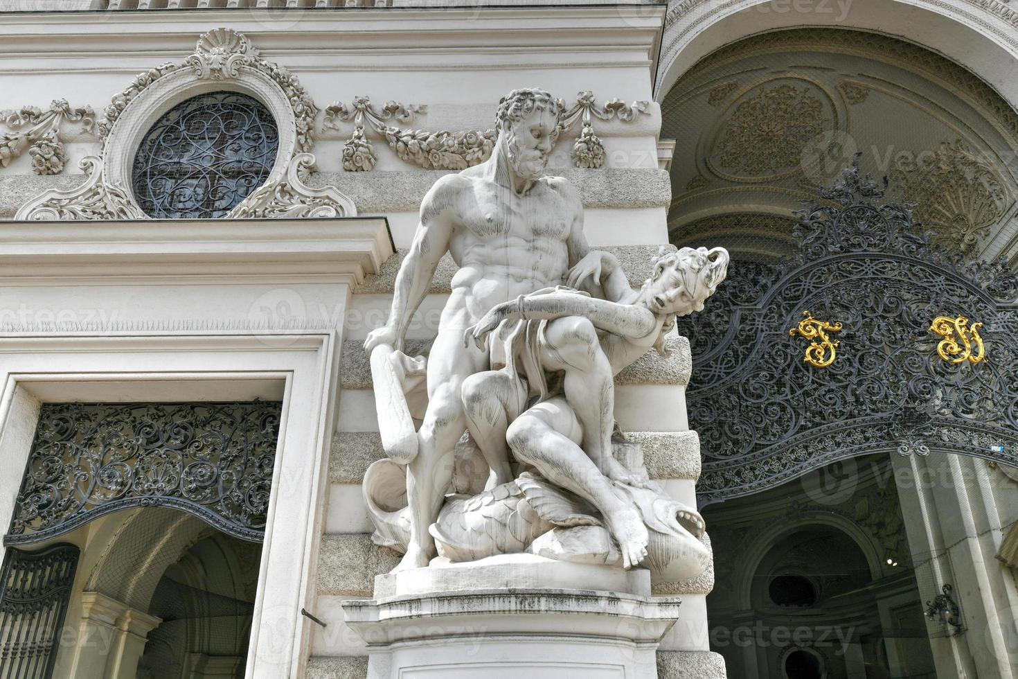 Heracles y el faja de hipólita por Hans scherpe 1855 - 1929 a hofburg mijailovski ala en michaelerplatz cuadrado S t. de miguel cuadrado en Viena, Austria. foto