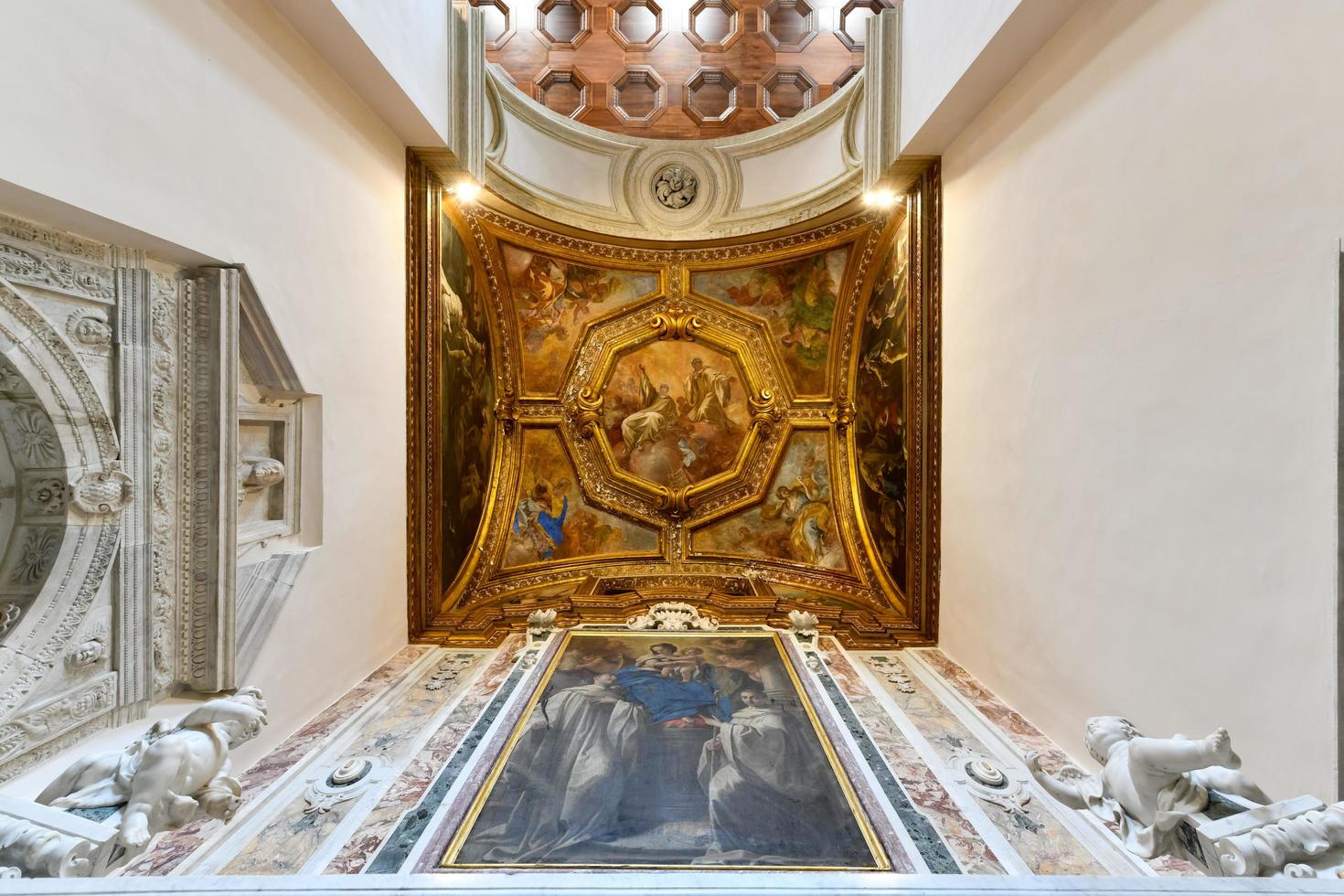 Nápoles, campania, Italia - agosto 17, 2021, interior de el 15 siglo Iglesia de santa anna dei lombardi foto