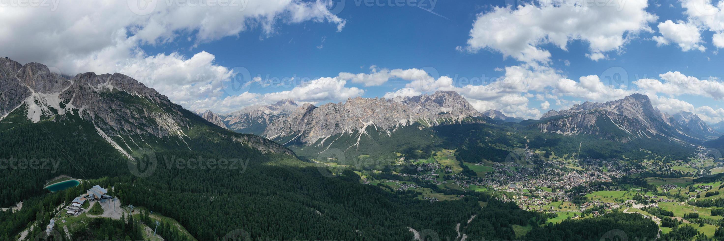 increíble paisaje a el dolomitas en Italia. dolomitas la unesco mundo patrimonio en el verano tiempo. sud Tirol. italiano Alpes. foto