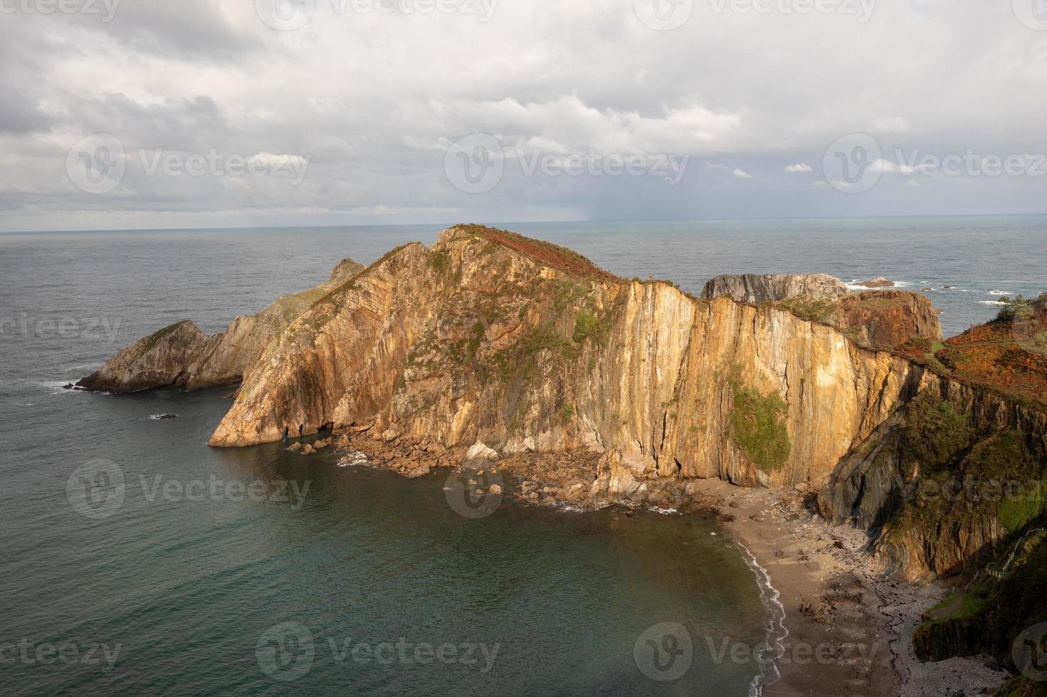 silencio playa, arena plateada ensenada Respaldados por un natural rock anfiteatro en Asturias, España. foto