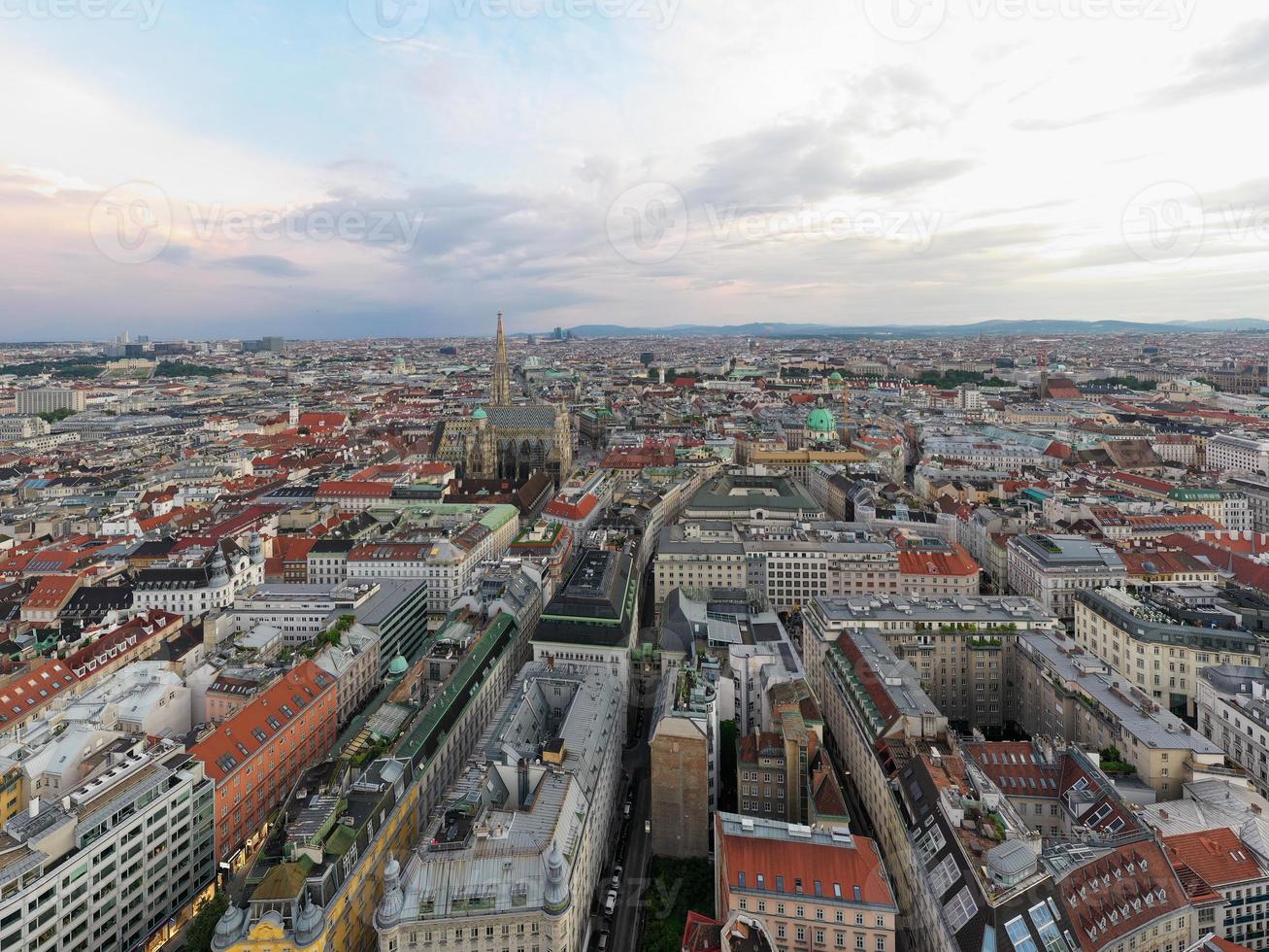 Viena, Austria - jul 18, 2021, aéreo techo ver de calles y edificios en Viena, Austria. foto