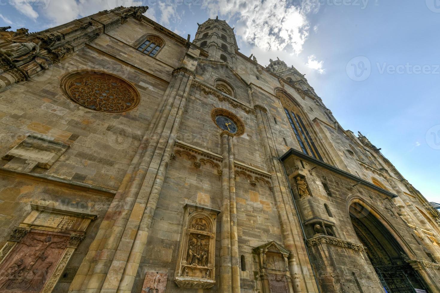 paisaje urbano con S t Stephen catedral, o Santo stephansdom Iglesia en antiguo ciudad centrar de viena en Austria. Viena en Europa. panorama, paisaje urbano viaje y turismo vista. edificio arquitectura punto de referencia. foto