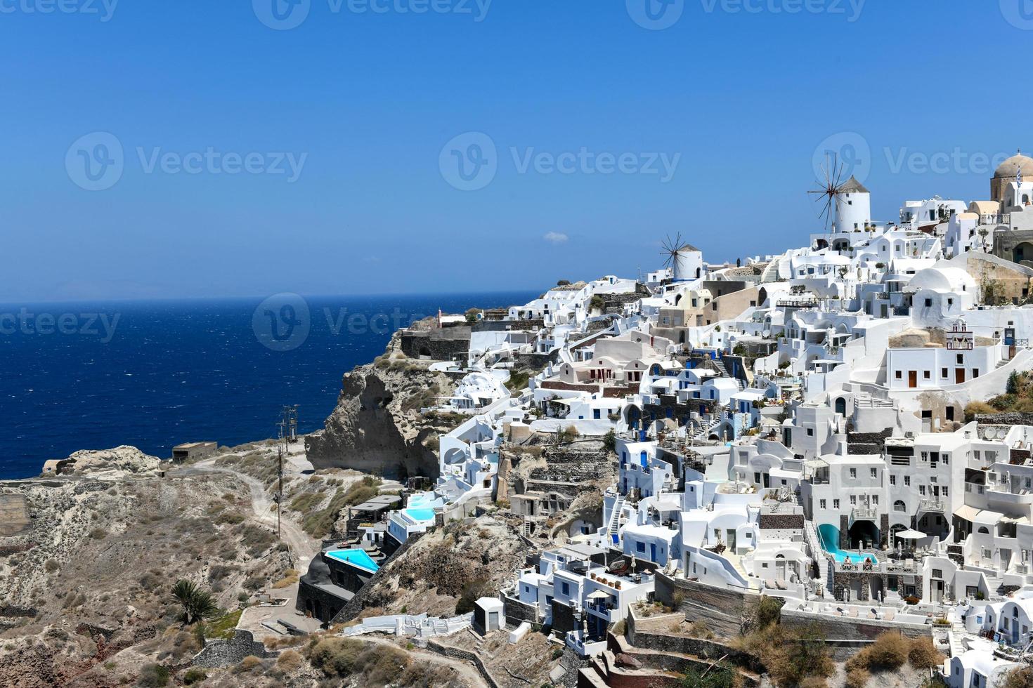 encantador ver oia pueblo en santorini isla, Grecia. tradicional famoso azul Hazme Iglesia terminado el caldera en Egeo mar. tradicional azul y blanco Cicladas arquitectura. foto