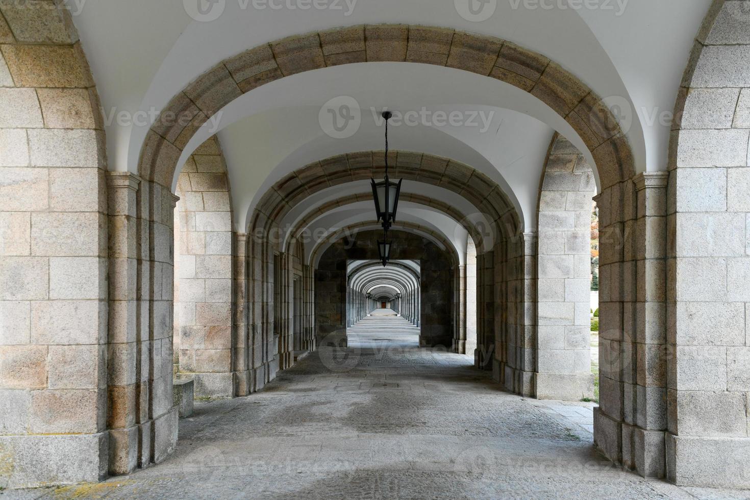 benedictino abadía de el santo cruzar de el Valle de el caído situado en el sierra Delaware guadarrama, cerca Madrid, España. foto