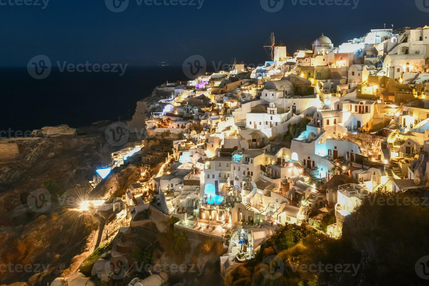 clásico oye, santorini horizonte a noche con edificios en Grecia. foto