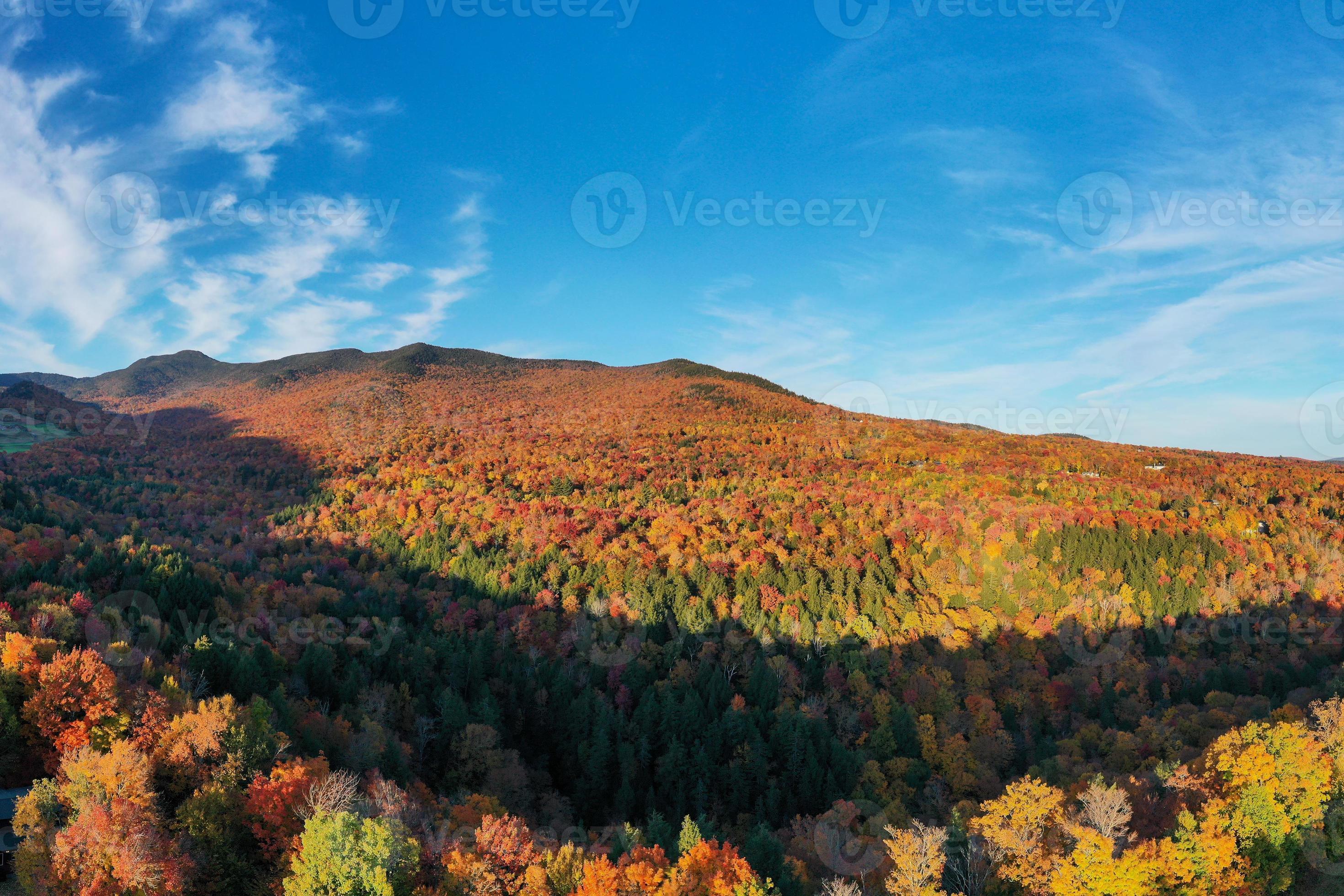 Panoramic view of peak fall foliage in Smugglers Notch, Vermont ...