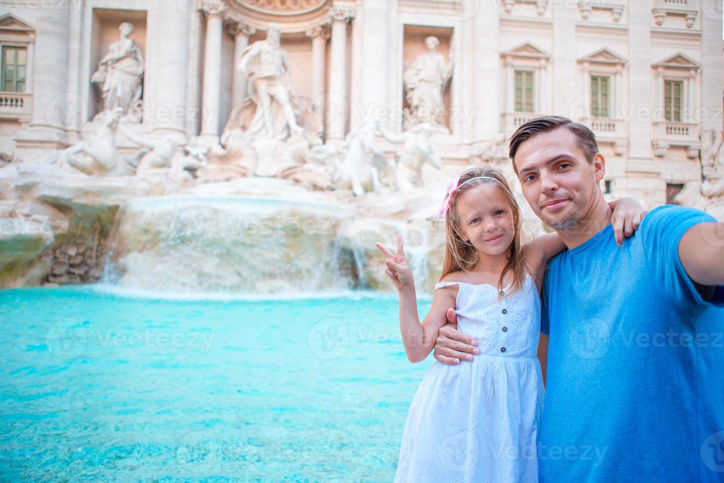 padre y hija en trevi fuente, Roma, Italia foto