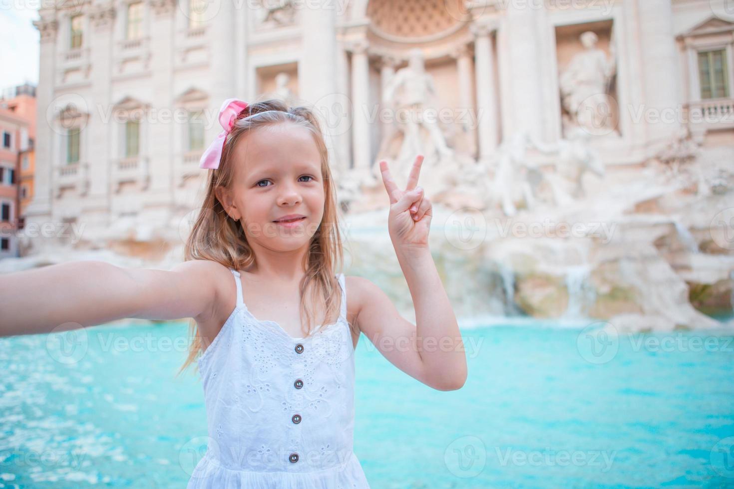 pequeño niña en trevi fuente, Roma, Italia foto