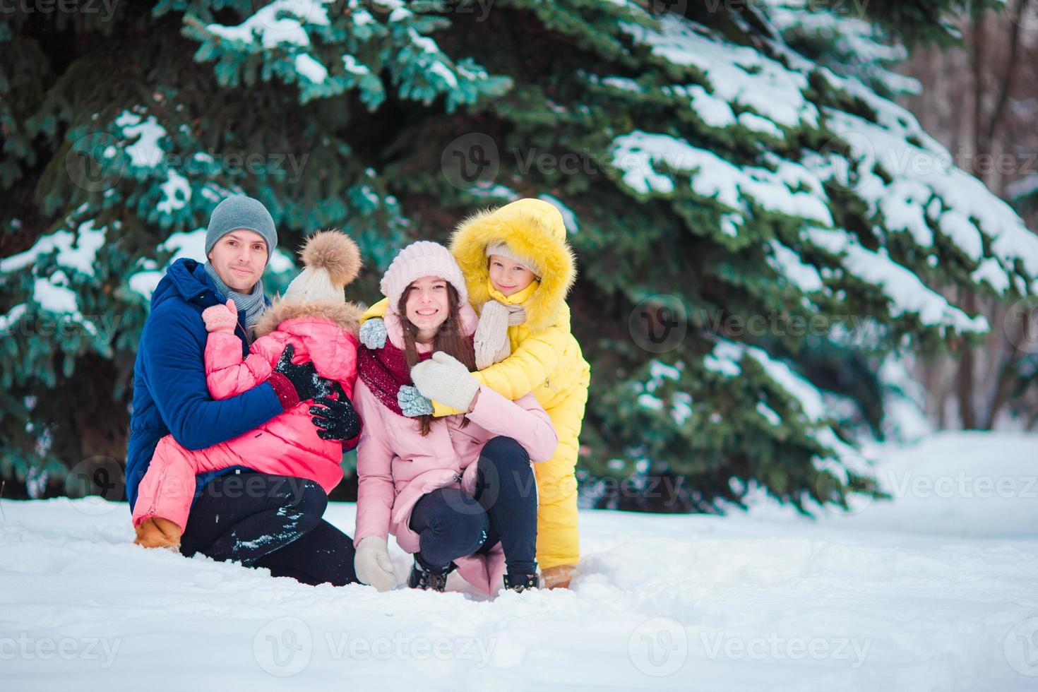 familia teniendo divertido en el nieve foto