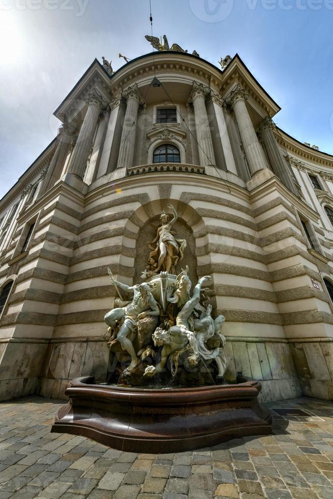 escultura fuente poder de mar michaelerplatz cerca Hofburg palacio en Viena famoso punto de referencia de Viena, Austria. foto