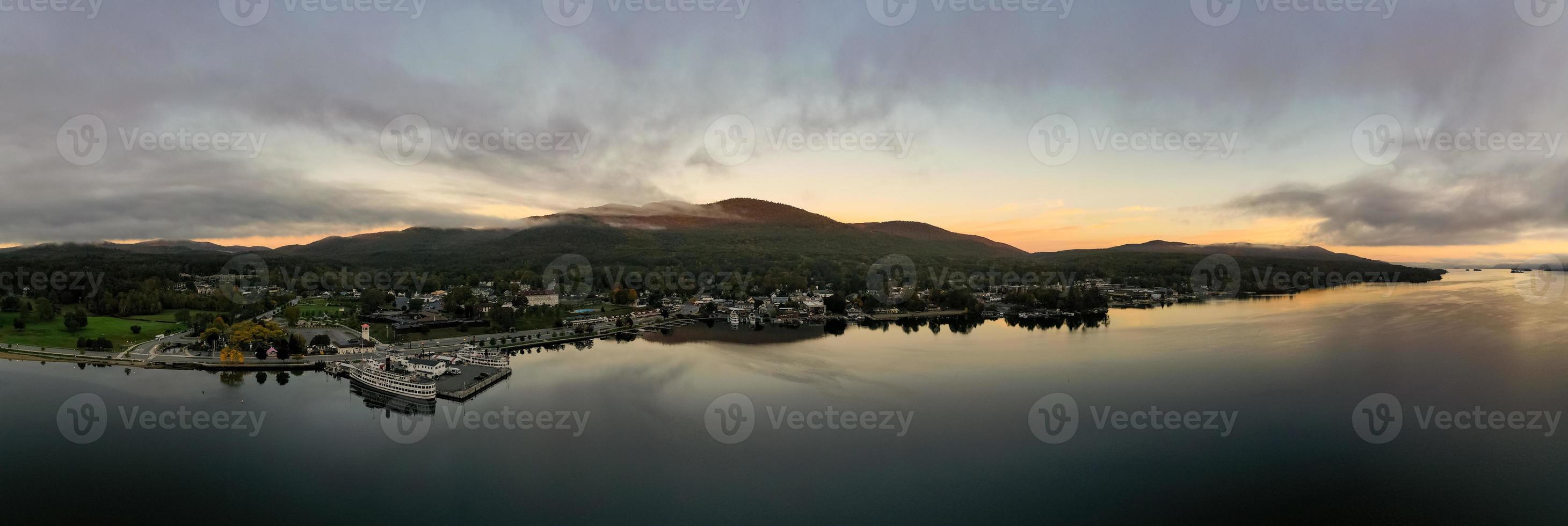 lago Jorge, nuevo York - octubre 10, 2021, turista barcos en el bahía en lago Jorge, nuevo York a amanecer. foto