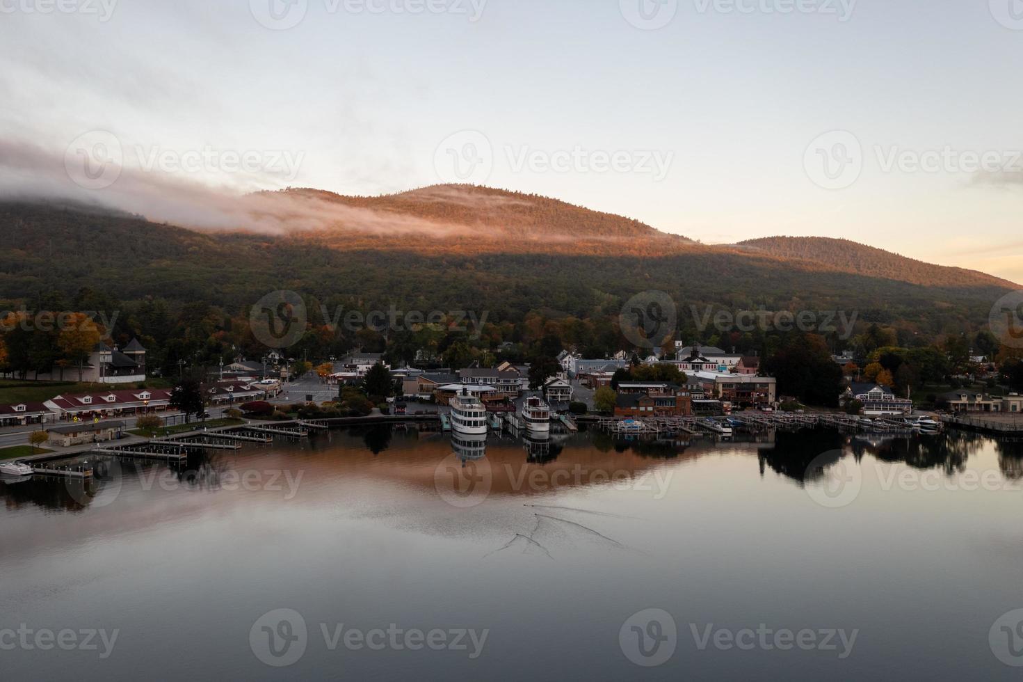 lago Jorge, nuevo York - octubre 10, 2021, turista barcos en el bahía en lago Jorge, nuevo York a amanecer. foto