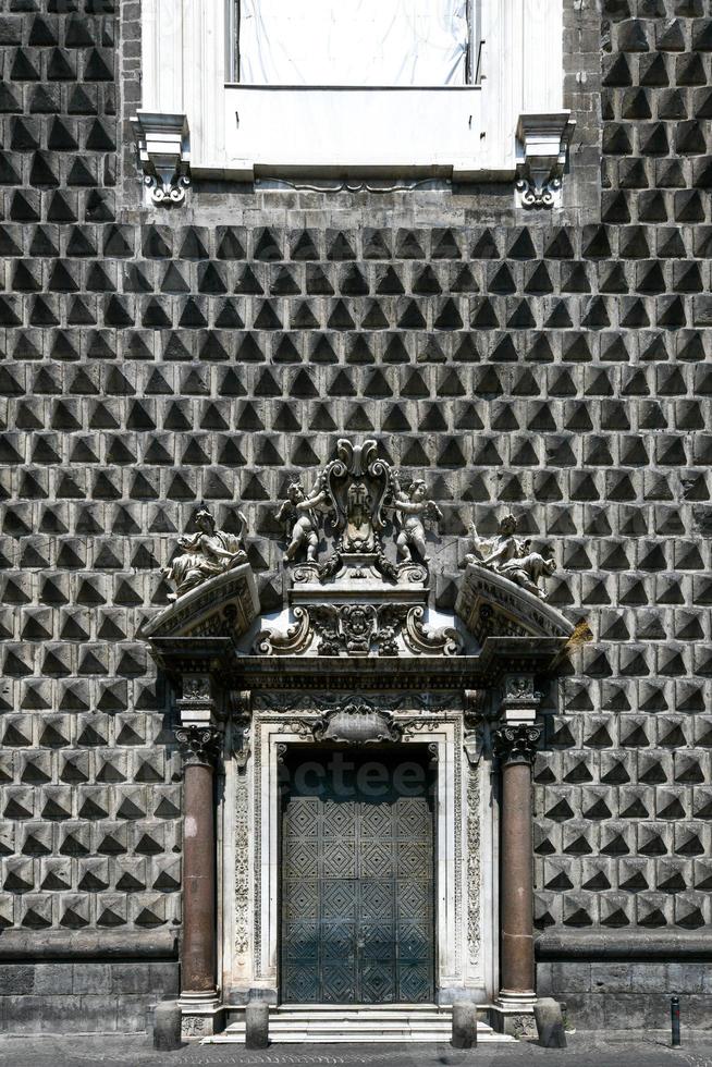 fachada de el barroco gesu nuovo iglesia, decorativo portal en Nápoles,  Italia. 19965878 Foto de stock en Vecteezy