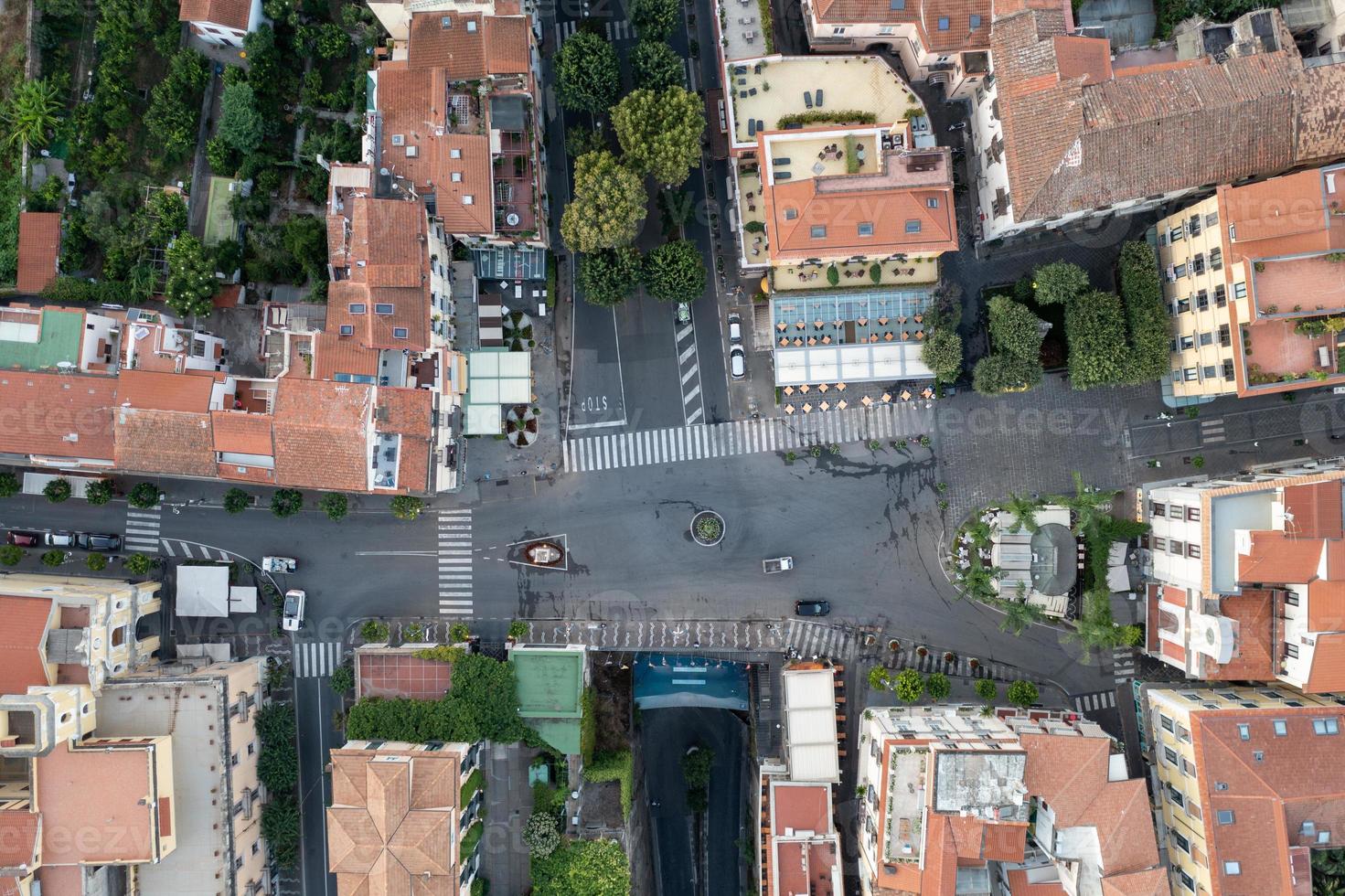 aéreo ver de el acantilados de Sorrento, Italia en un verano día. foto