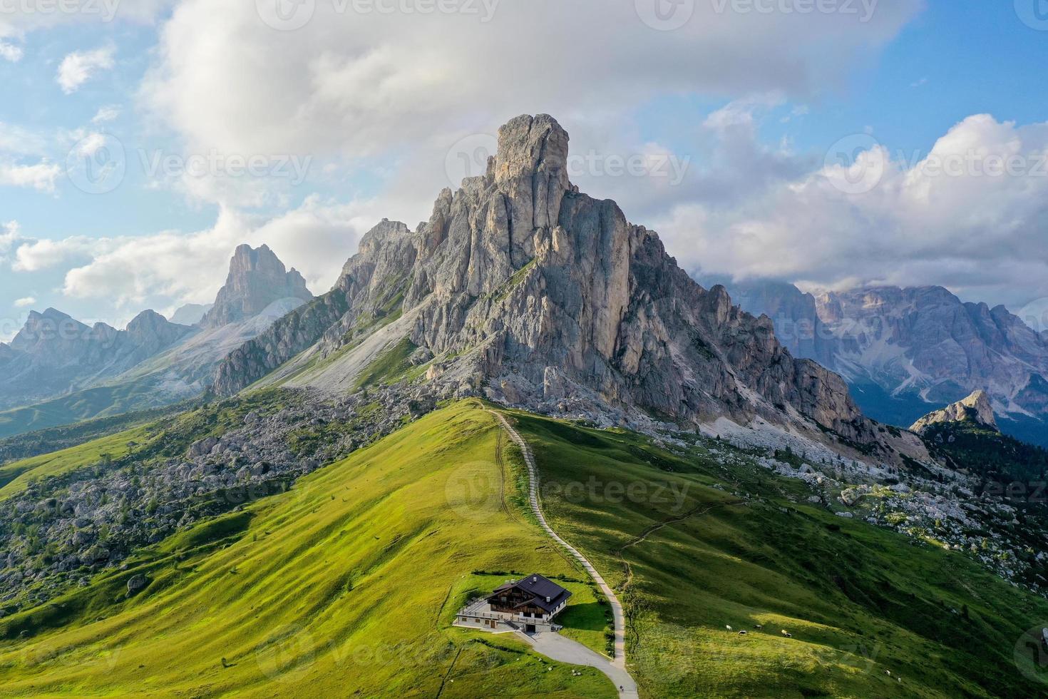 panorámico ver de passo giau en el dolomita montañas de Italia. foto