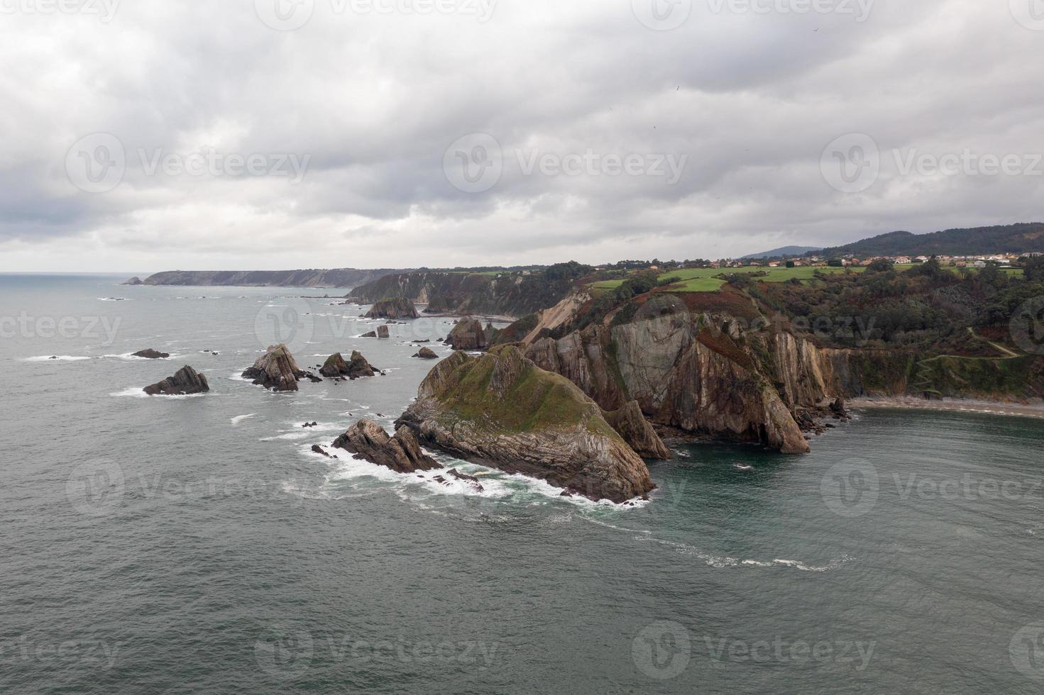 silencio playa, arena plateada ensenada Respaldados por un natural rock anfiteatro en Asturias, España. foto