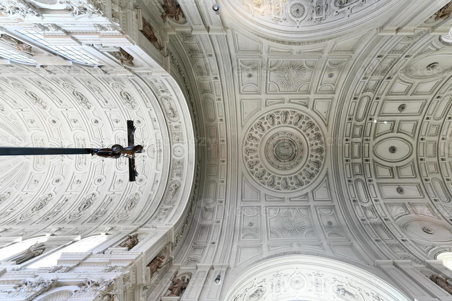 interior de el S t. Miguel Iglesia en Munich, Alemania. foto