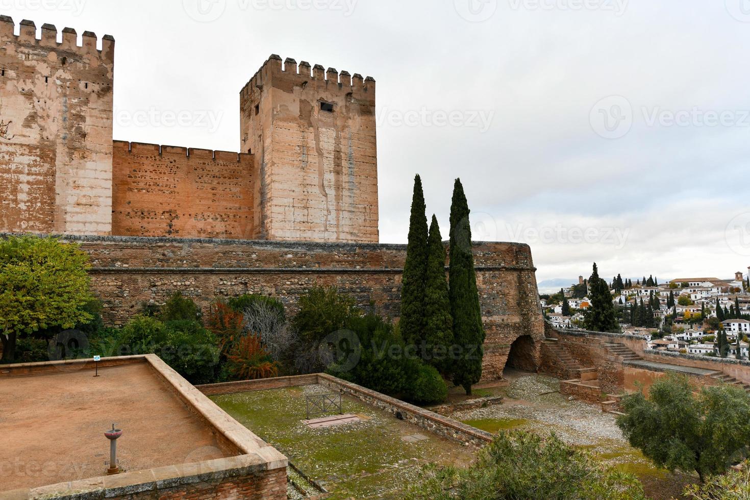 intrincado detalles de el árabe influenciado Alhambra palacio en granada, España. foto