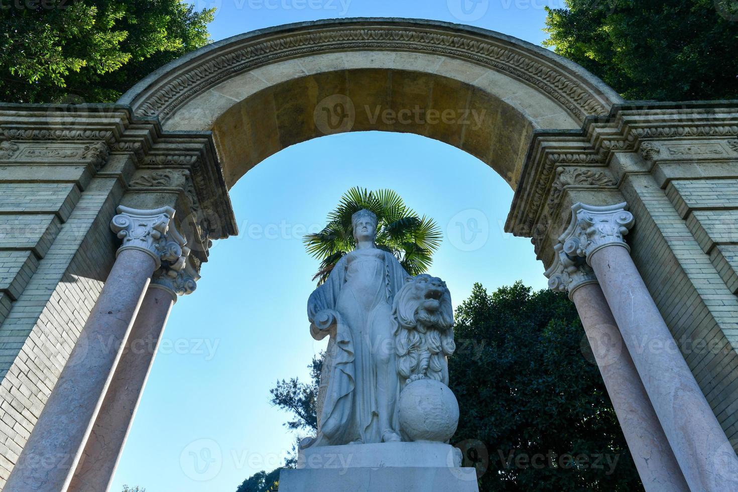 el fuente glorieta Delaware san diego fuente es situado a uno de el entradas a el maria luisa parque en Sevilla, cerca España plaza. foto