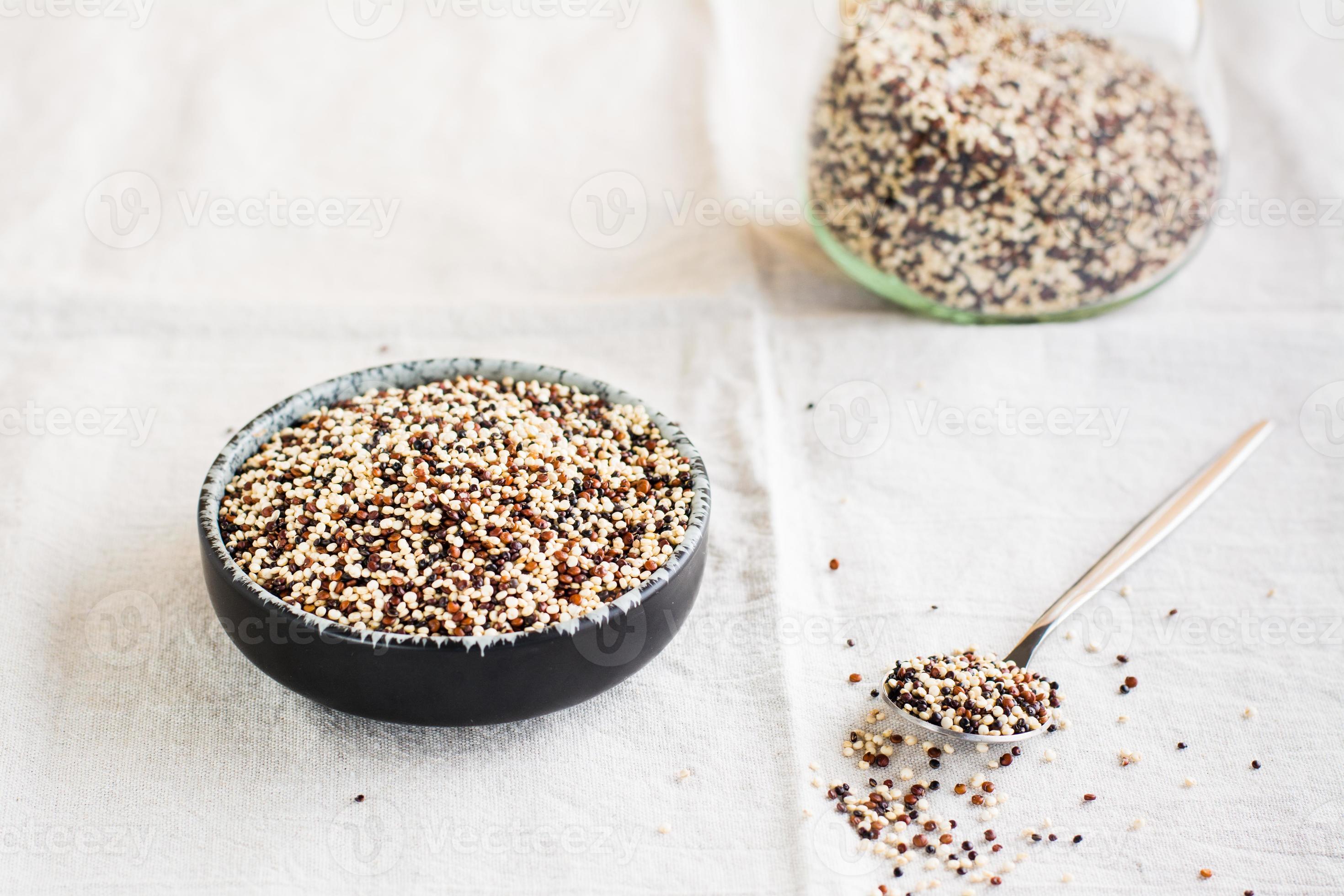 Layouten Marty Fielding presse Mix of raw white, red and black quinoa in a bowl and in a spoon on a cloth.  Healthy gluten free food 19985217 Stock Photo at Vecteezy