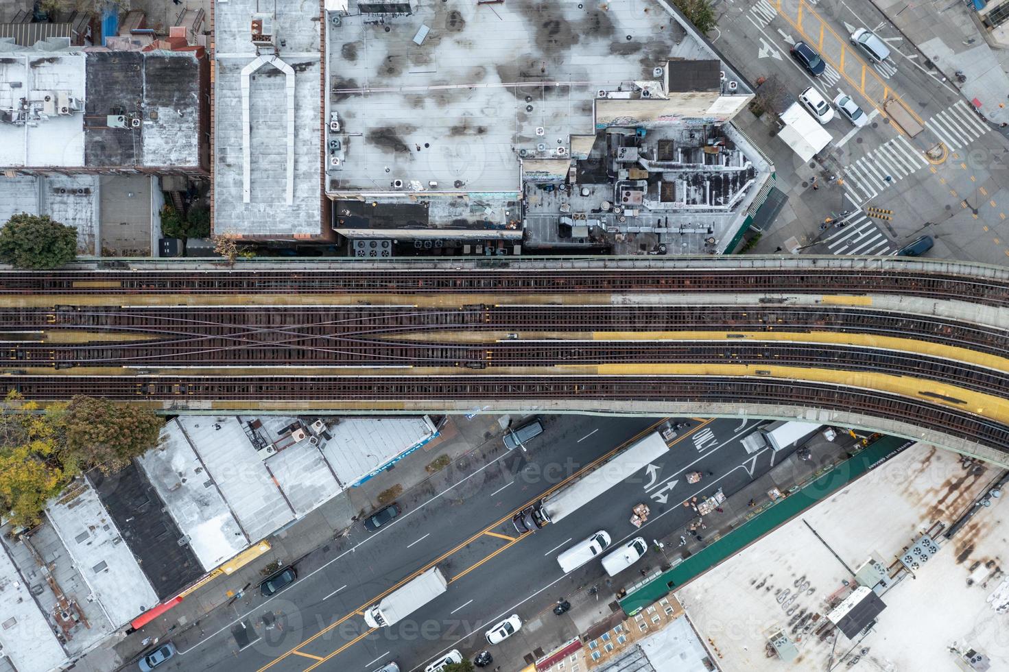 aéreo ver a lo largo el tren pistas de conejo isla en brooklyn, nuevo York a amanecer. foto