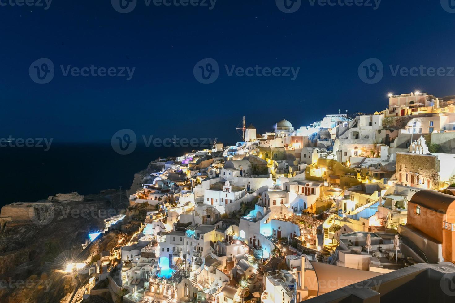 clásico oye, santorini horizonte a noche con edificios en Grecia. foto