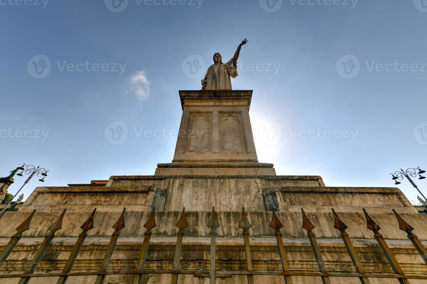 estatua de dante alighieri en plaza dante en Nápoles, Italia. foto