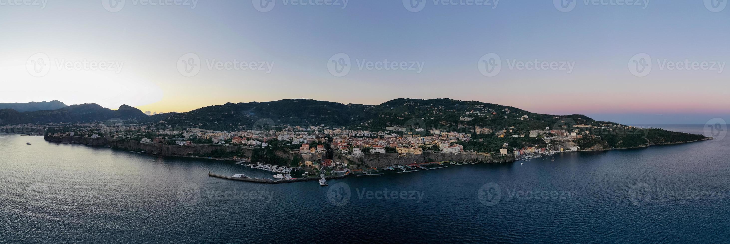 aéreo ver de el acantilados de Sorrento, Italia en un verano día. foto