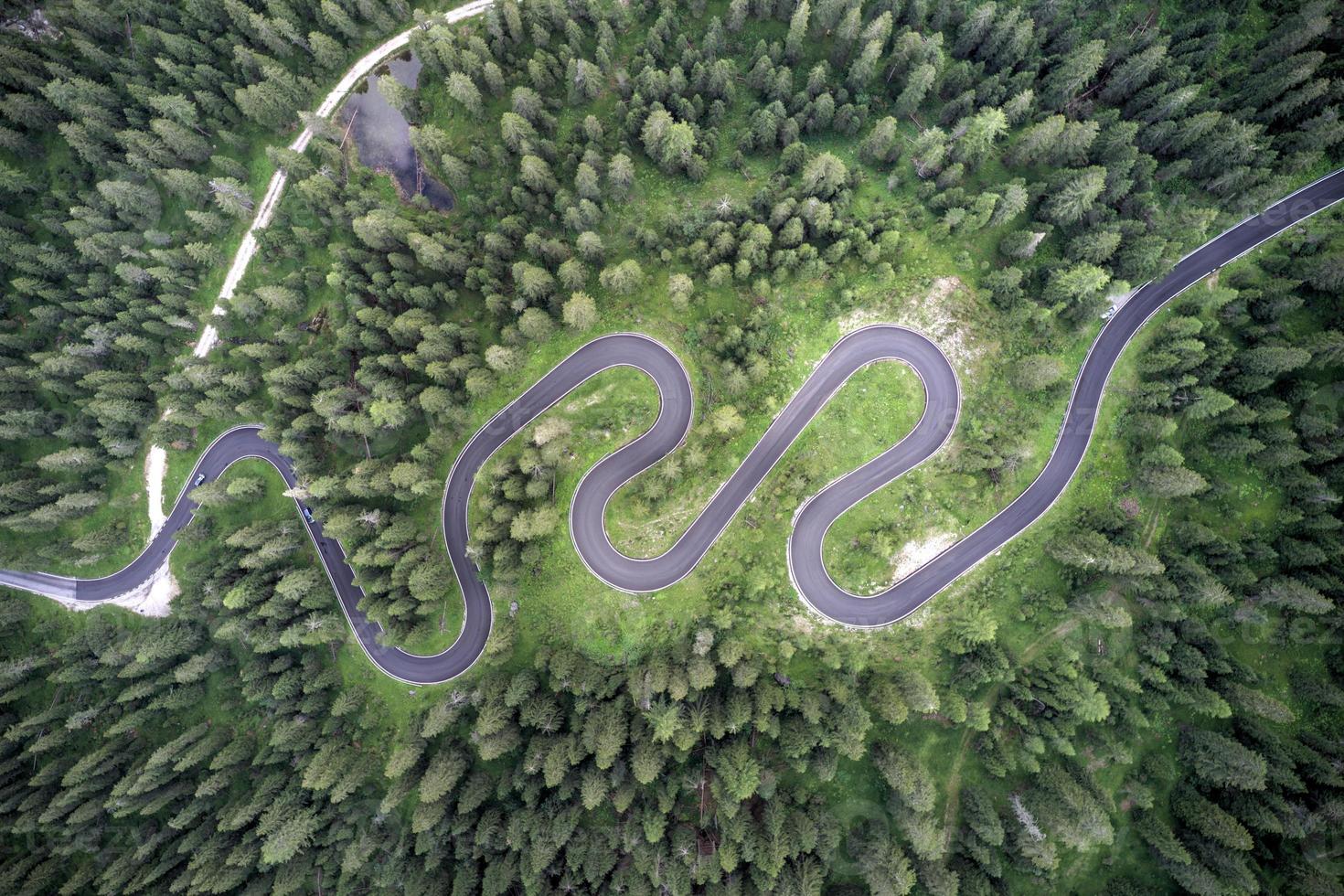 parte superior aéreo ver de famoso serpiente la carretera cerca passo giau en dolomita Alpes. devanado montañas la carretera en lozano bosque con verde abeto en verano hora en el dolomitas, Italia foto