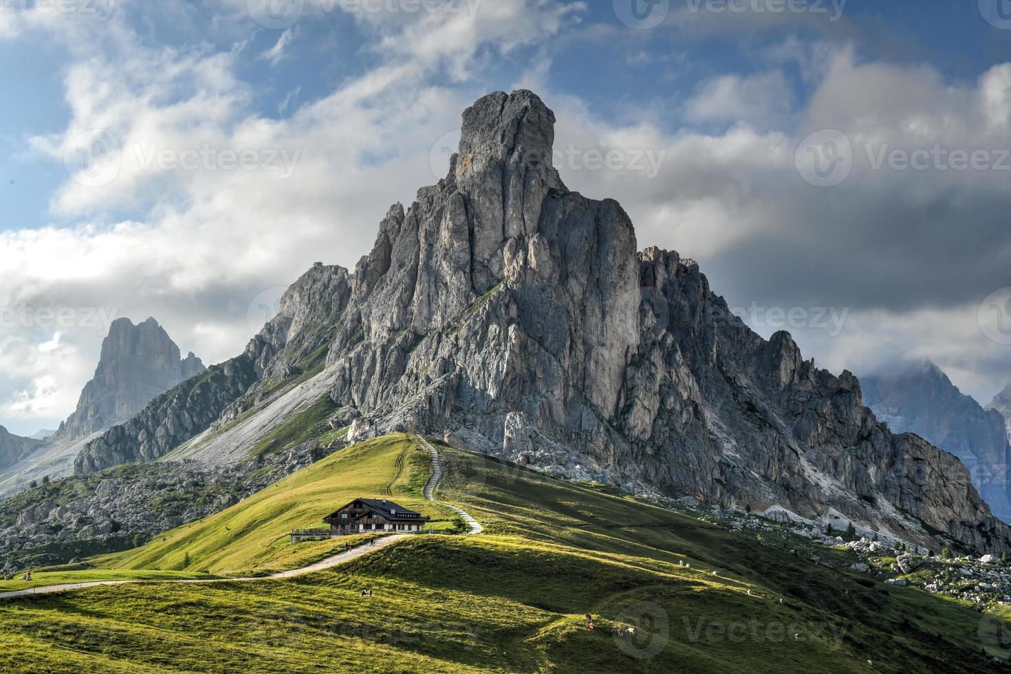 panorámico ver de passo giau en el dolomita montañas de Italia. foto