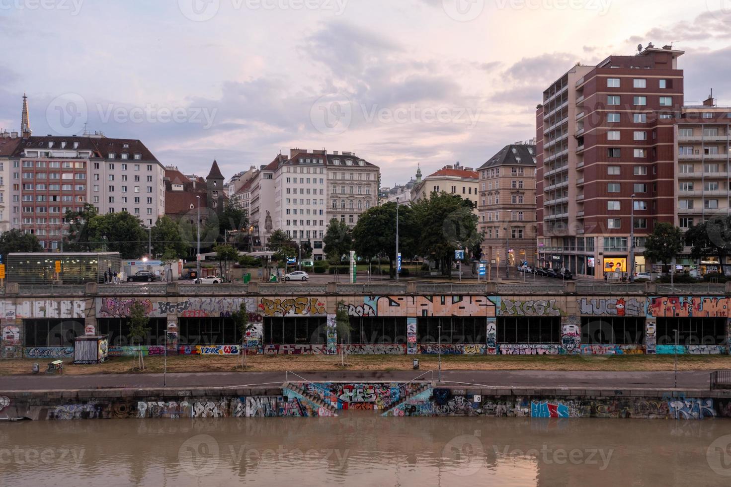 Viena, Austria - jul 18, 2021, ver de el Danubio canal y viena horizonte en Viena, Austria foto