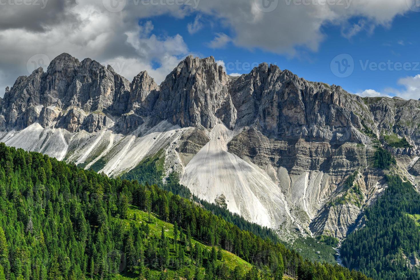 paisaje de el dolomitas y un ver de el después geisler montañas en Italia. foto