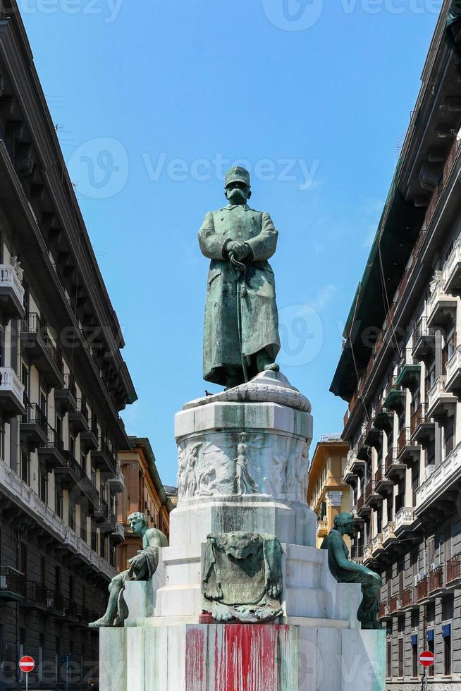 Monumento de Rey umberto yo quien gobernado Italia desde 1878 a mil novecientos en Nápoles, campania, Italia. foto
