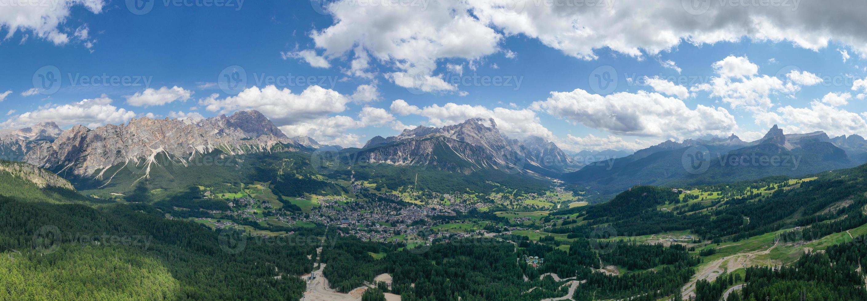 increíble paisaje a el dolomitas en Italia. dolomitas la unesco mundo patrimonio en el verano tiempo. sud Tirol. italiano Alpes. foto